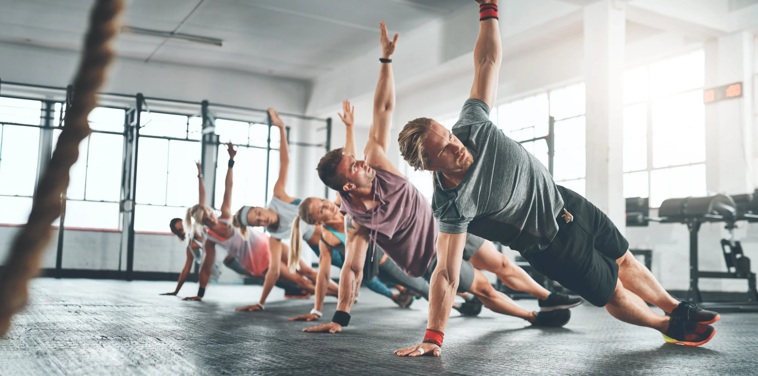 a exercise class doing side planks together to improve their core strength